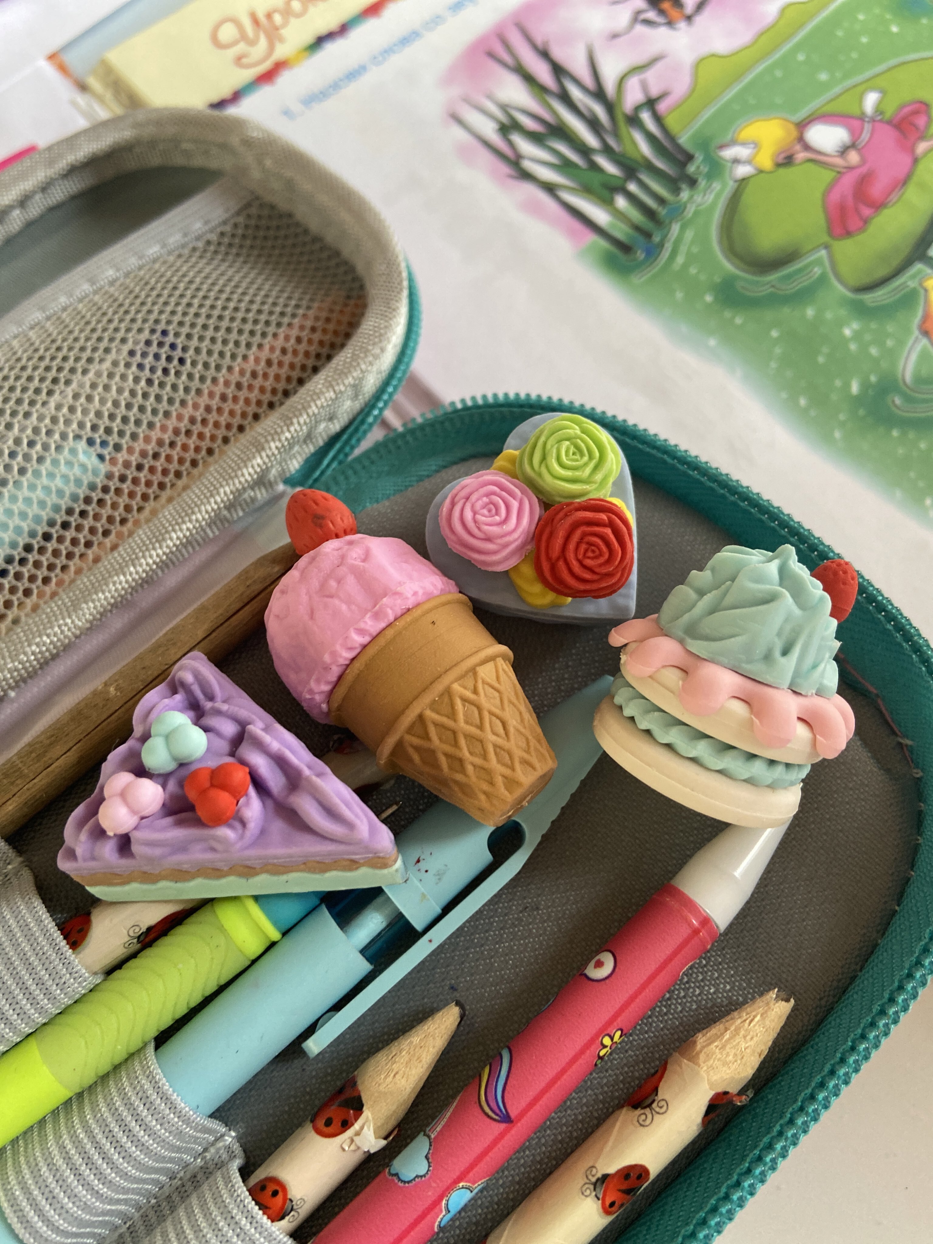 Фотография покупателя товара Игровой набор «Сладкоежка», ластики фигурные, 4 шт., МИКС - Фото 2