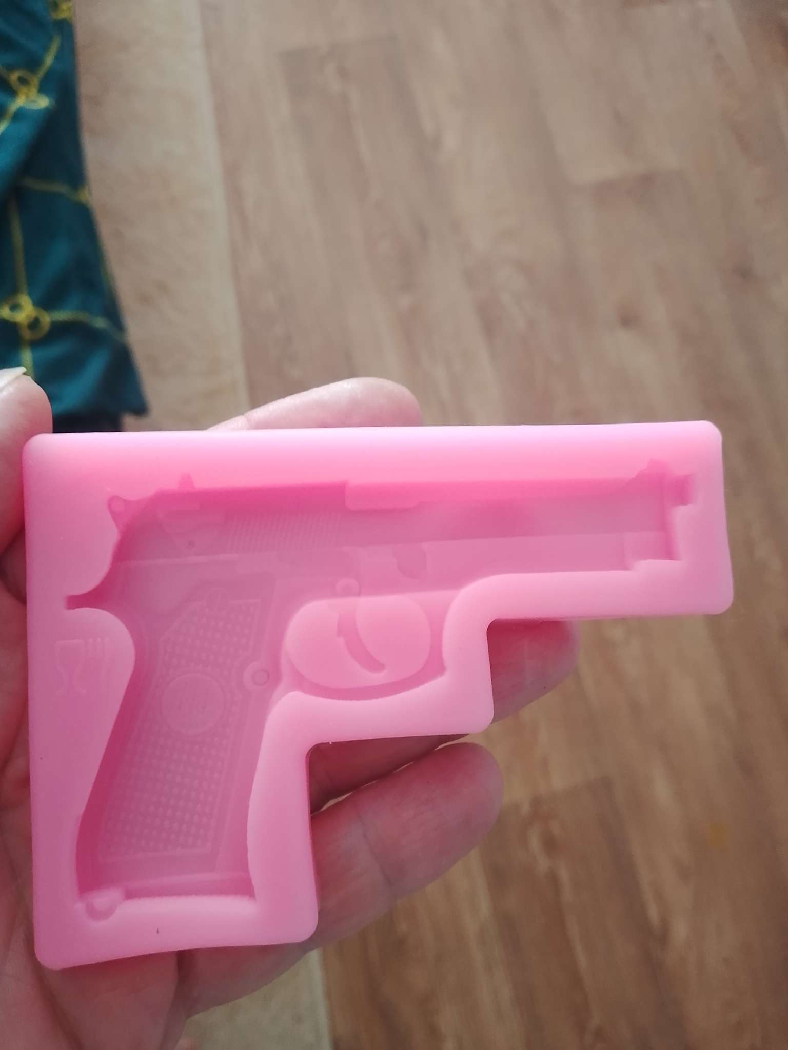 Фотография покупателя товара Молд для заливки «Пистолет», силикон, 11×7.5×1 см, розовый - Фото 5
