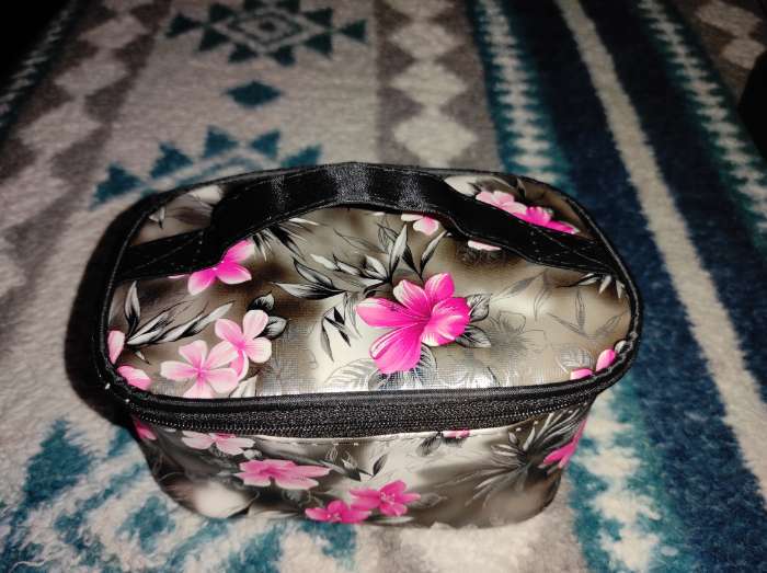 Фотография покупателя товара Косметичка на молнии, с ручкой, цвет чёрный - Фото 2