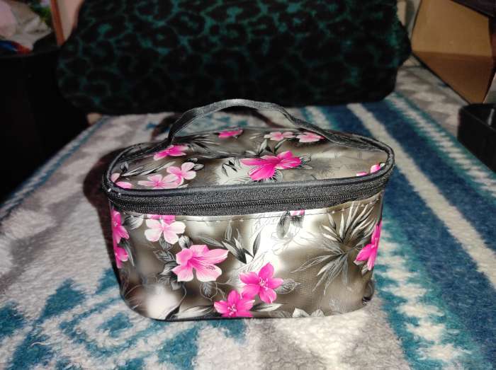 Фотография покупателя товара Косметичка на молнии, с ручкой, цвет чёрный - Фото 3