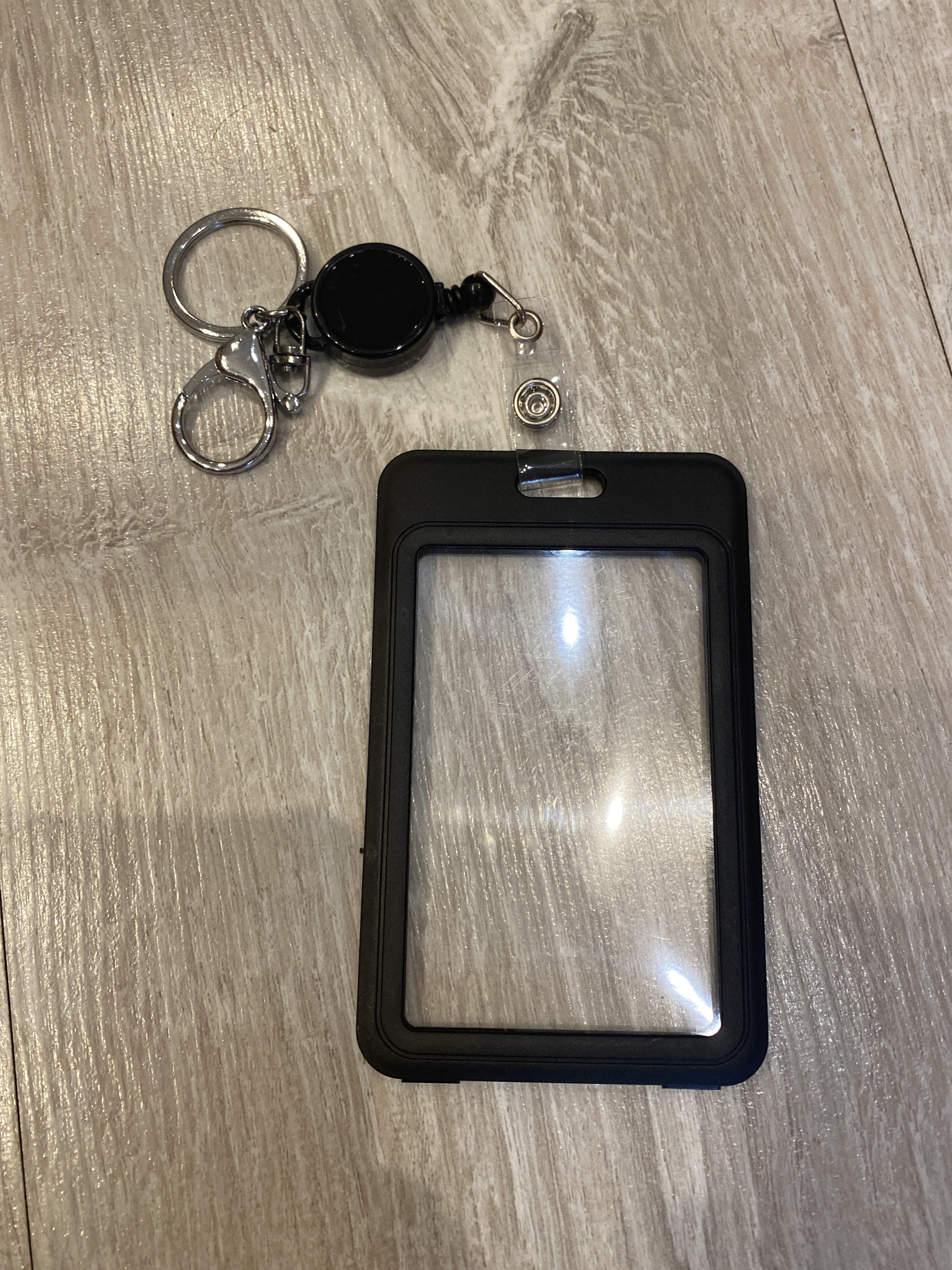 Фотография покупателя товара Бейдж - карман вертикальный пластиковый, внешний размер 110×70 мм, внутренний размер 85×54 мм, рулетка 40 см, чёрный - Фото 1