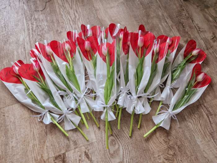 Фотография покупателя товара Пакет - конус для цветов, «Это для тебя», крафт+ красный, 14×40 см - Фото 4