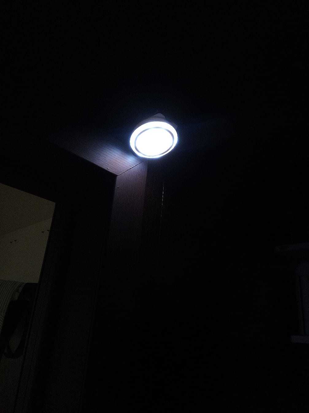 Фотография покупателя товара Светильник светодиодный с датчиком движения, 6LED, 2.5 Вт, от батареек 3хAAA, 3000К, свечение тёплое белое - Фото 11