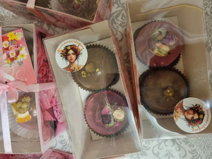 Фотография покупателя товара Коробка для 2 капкейка с прозрачной крышкой, «Сердечки», 16×8×10 см - Фото 3