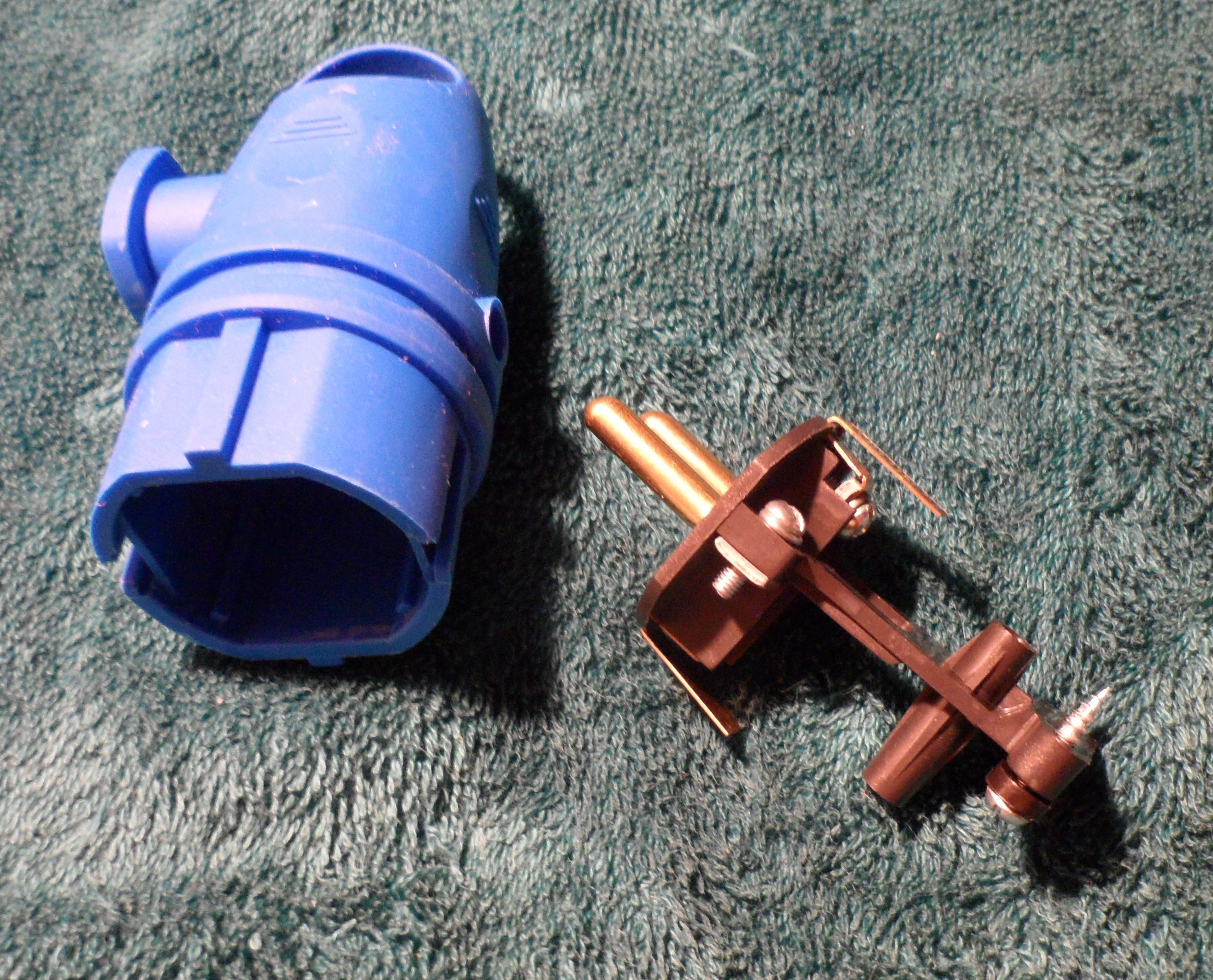 Фотография покупателя товара Вилка переносная угловая с кольцом В16-002, 16 А, 250 В, IP44, с з/к, каучук, синяя - Фото 1