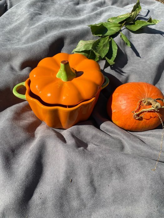 Фотография покупателя товара Горшочек из жаропрочной керамики для запекания «Тыква», 650 мл, 18,5×14×11 см, посуда для Хэллоуина, цвет оранжевый - Фото 3