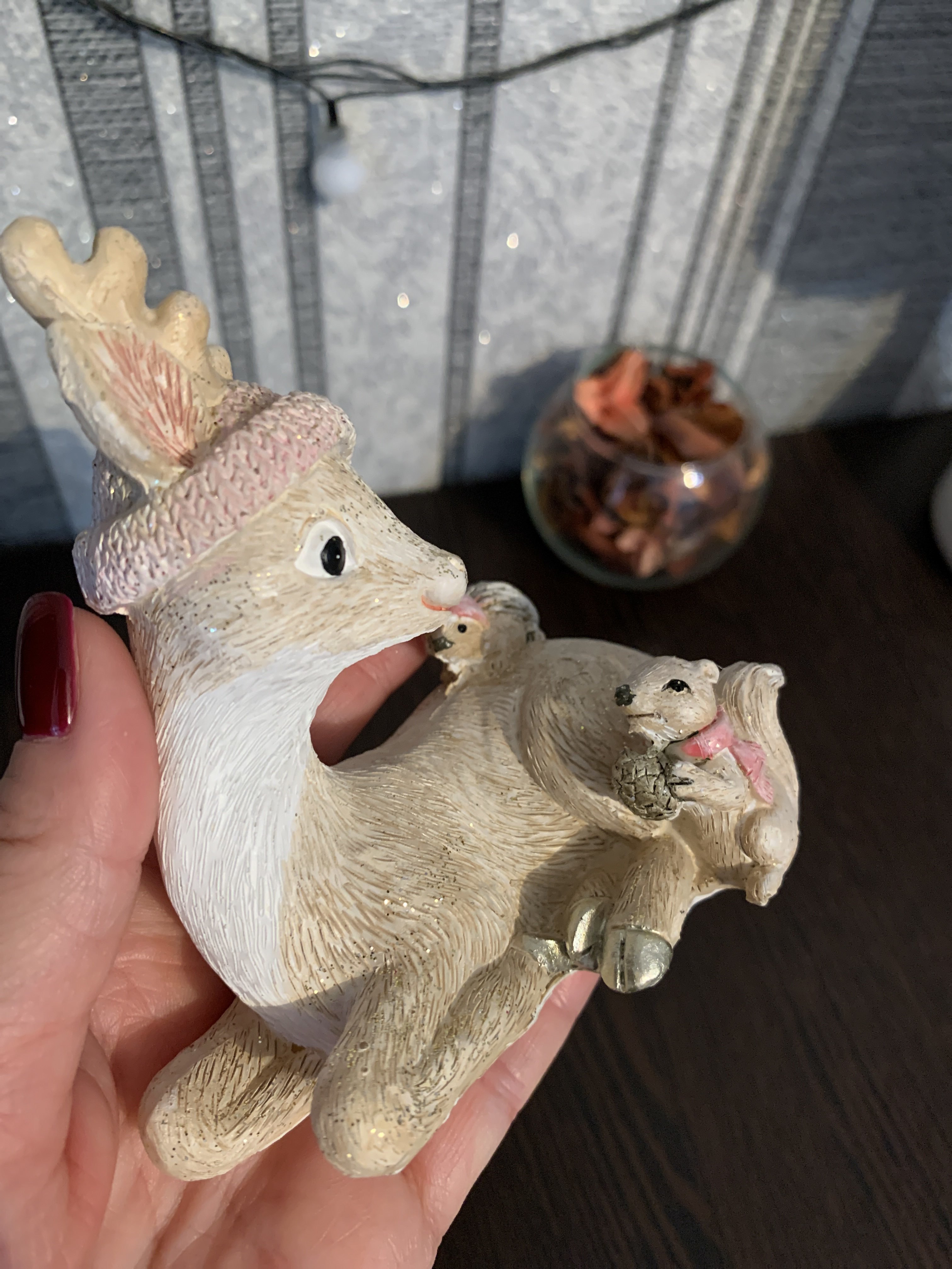 Фотография покупателя товара Сувенир полистоун "Маленький оленёнок с белочкой и ёжиком" блеск розовый 10,5х10,3х6,3 см - Фото 1