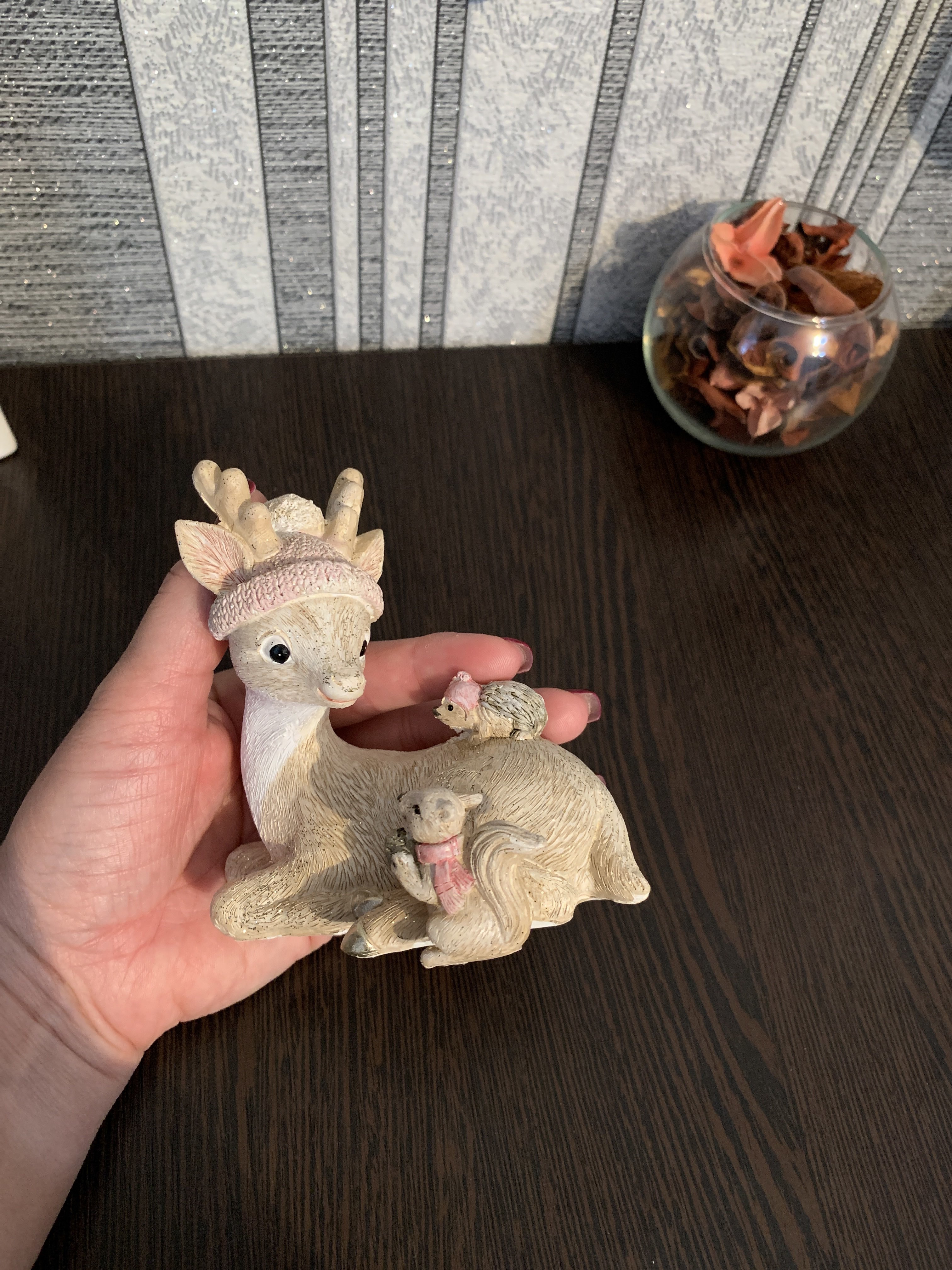Фотография покупателя товара Сувенир полистоун "Маленький оленёнок с белочкой и ёжиком" блеск розовый 10,5х10,3х6,3 см - Фото 2