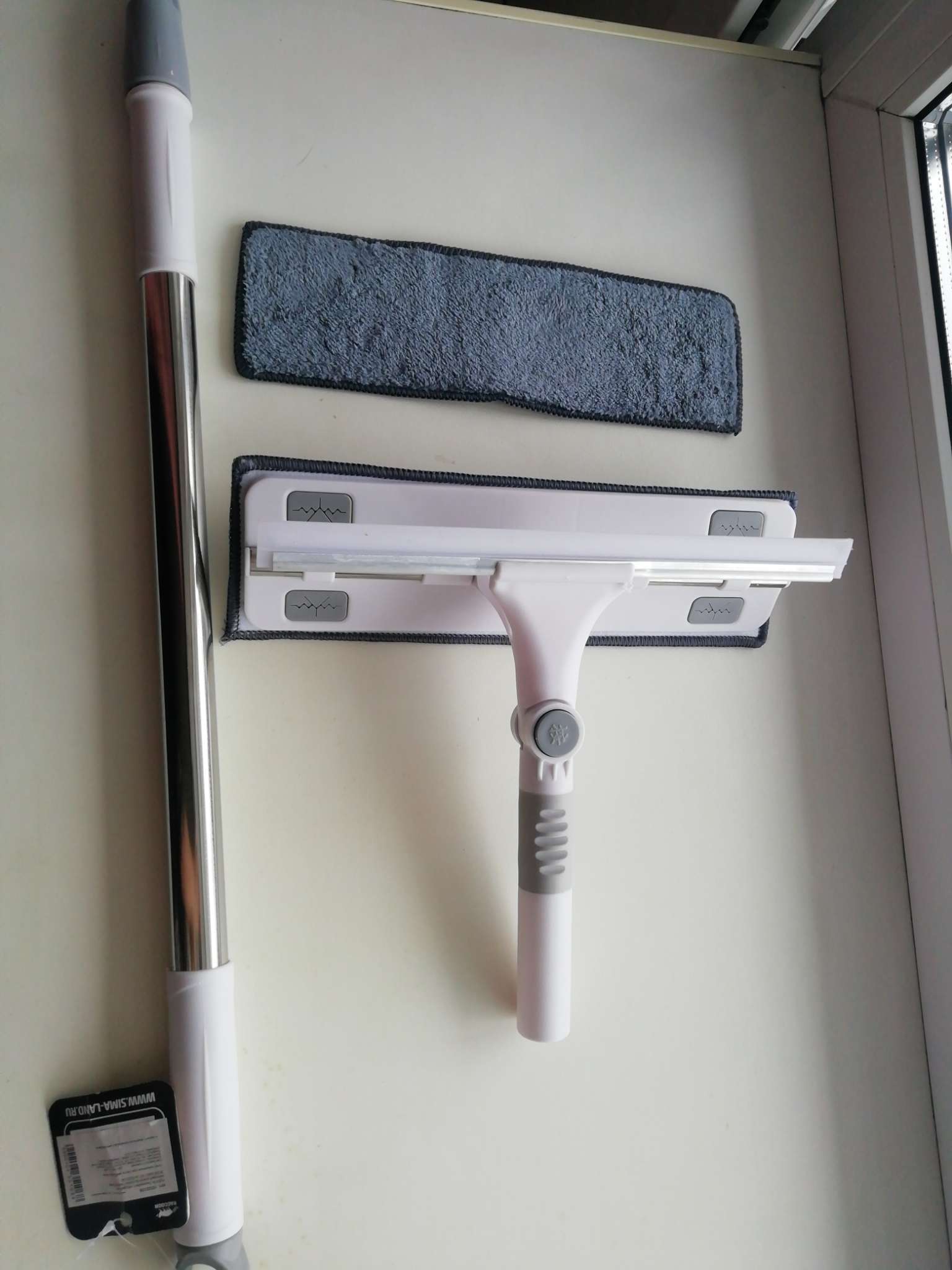 Фотография покупателя товара УЦЕНКА Щётка для окон Raccon, фиксатор, стальная телескопическая ручка 65(105) см, водосгон 28,5 см, насадка из микрофибры 28,5×8,5 см - Фото 1