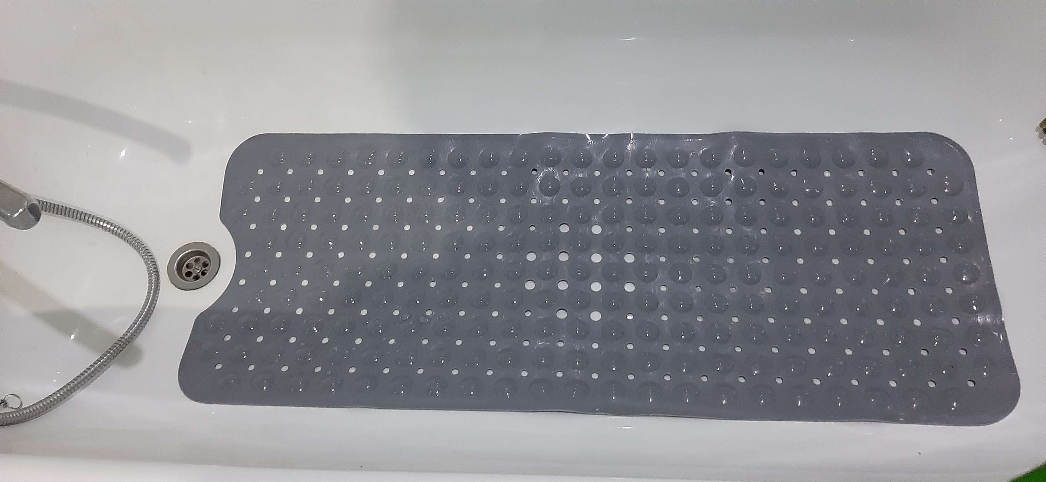 Фотография покупателя товара Коврик противоскользящий СПА в ванну на присосках Доляна «Пузырьки», 39×101 см, цвет МИКС