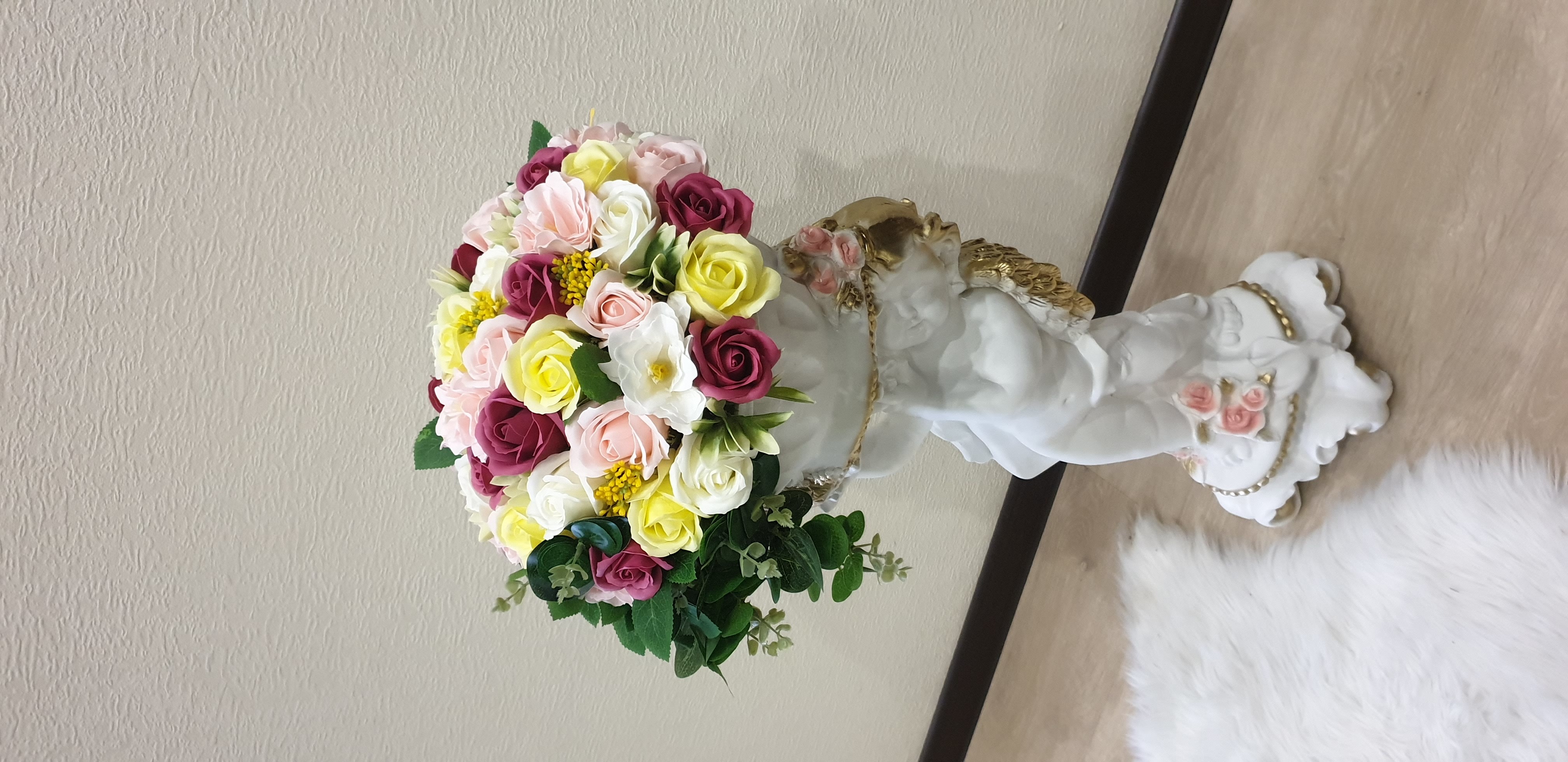 Фотография покупателя товара Фигурное кашпо "Ангел с розами", бело-золотой, 1,8 л/ 24х27х70см - Фото 5