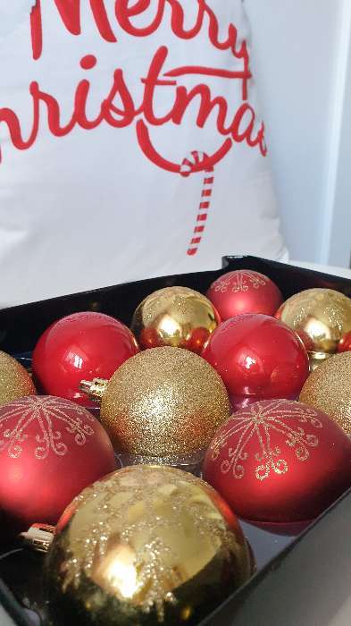Фотография покупателя товара Ёлочные игрушки «Снежная феерия ассорти узоры», шары новогодние, d=6 см, набор 12 шт., золотисто-красный - Фото 2