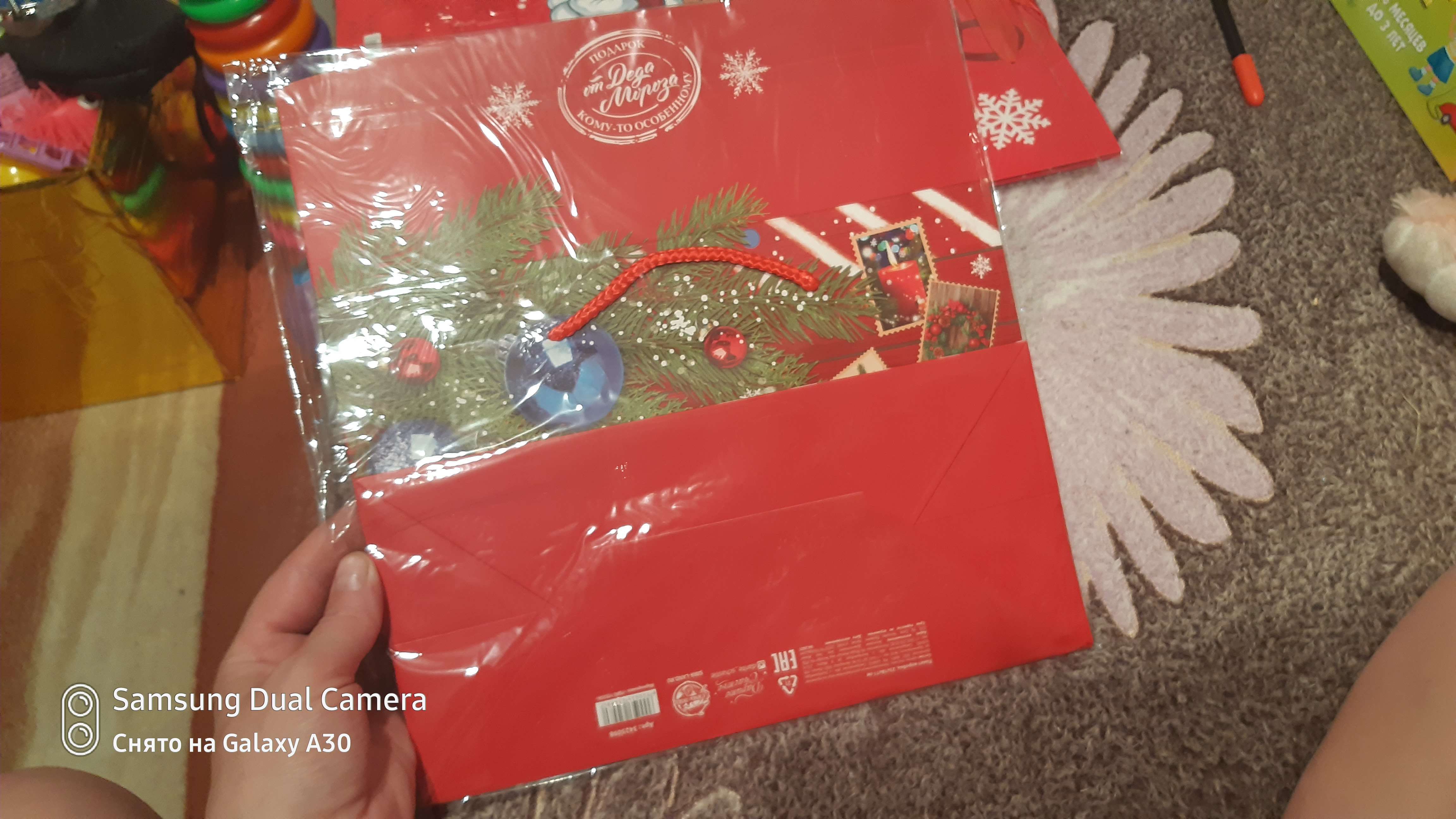 Фотография покупателя товара Пакет‒коробка «Новогодняя посылка», 28 × 20 × 13 см - Фото 4