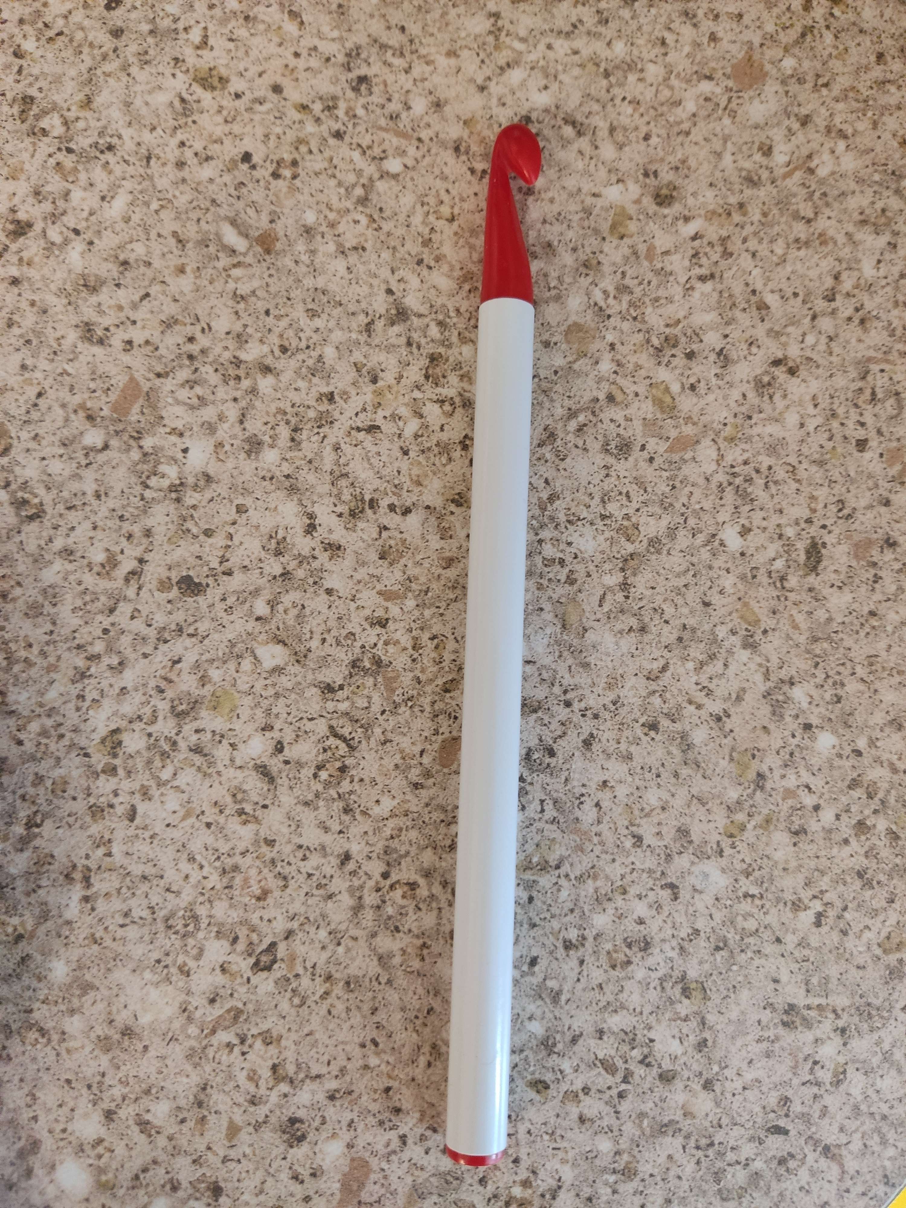 Фотография покупателя товара Крючок для вязания, d = 15 мм, 17 см, цвет белый/красный - Фото 3
