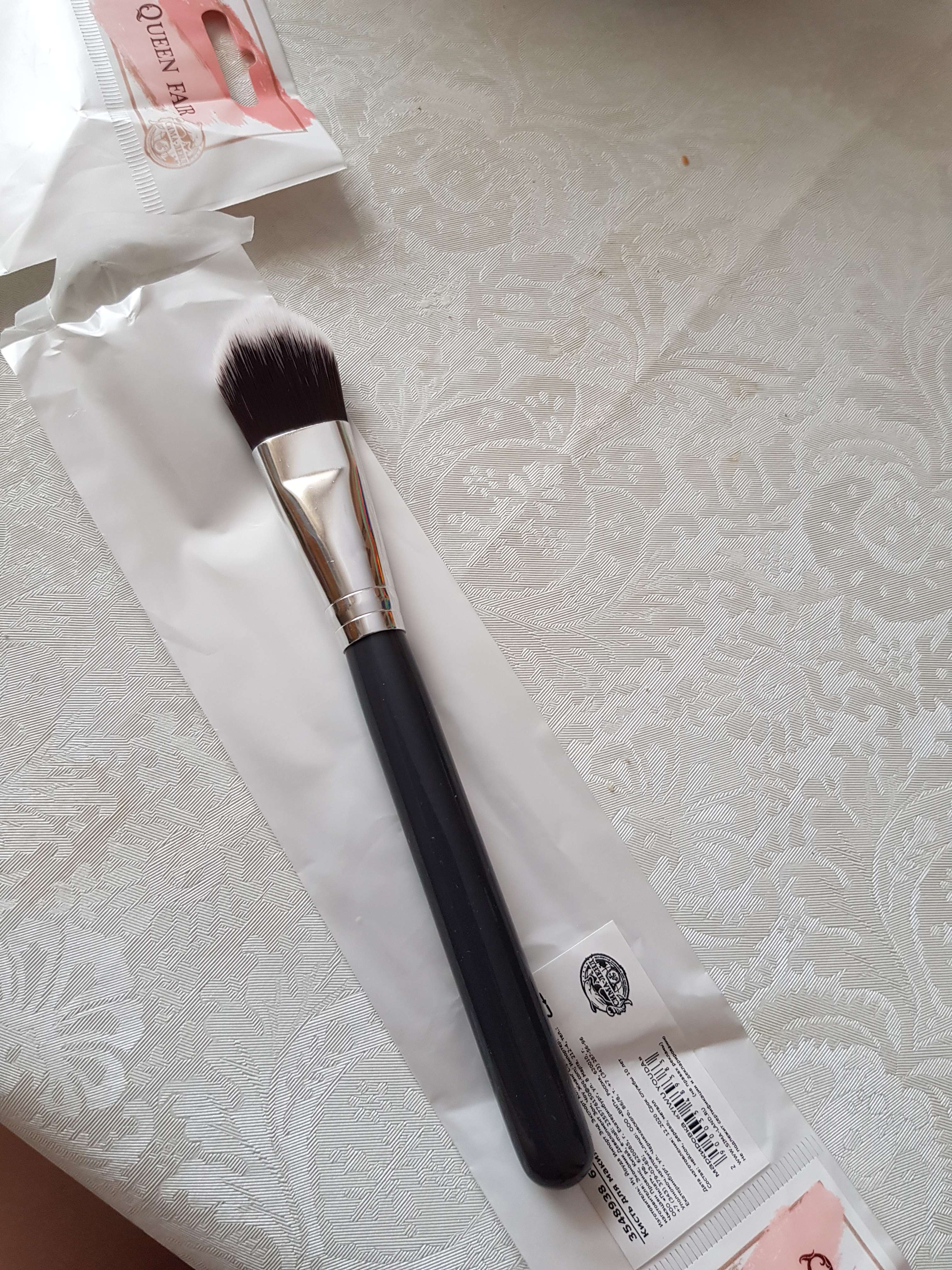 Фотография покупателя товара Кисть для макияжа «Brush GRAPHITE», 17 см, цвет тёмно-серый/серебристый - Фото 1