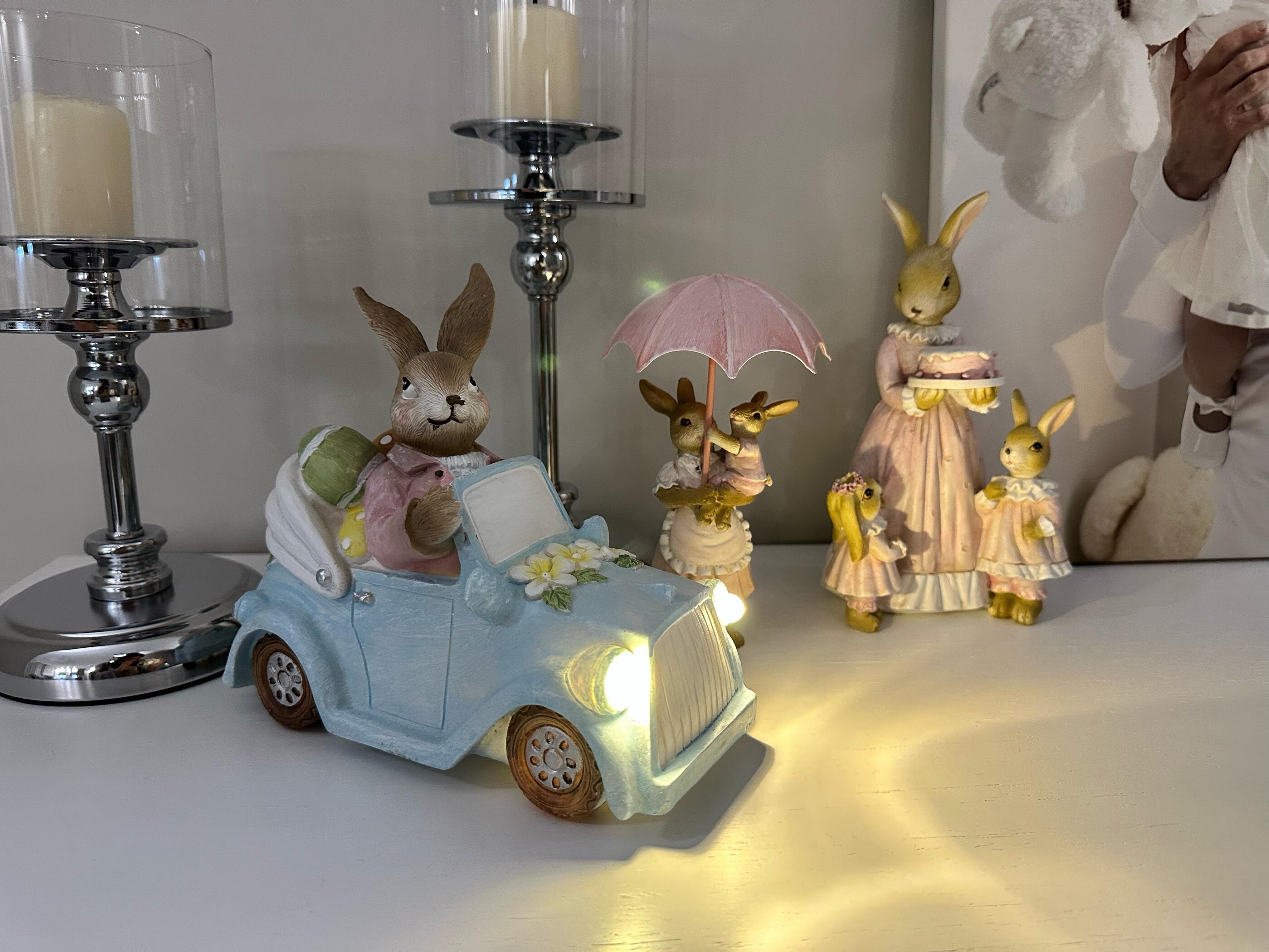 Фотография покупателя товара Фигурка полистоун «Мама зайка с дочками: именинный торт», розовый, 12.5×9.5×20.5 см - Фото 2