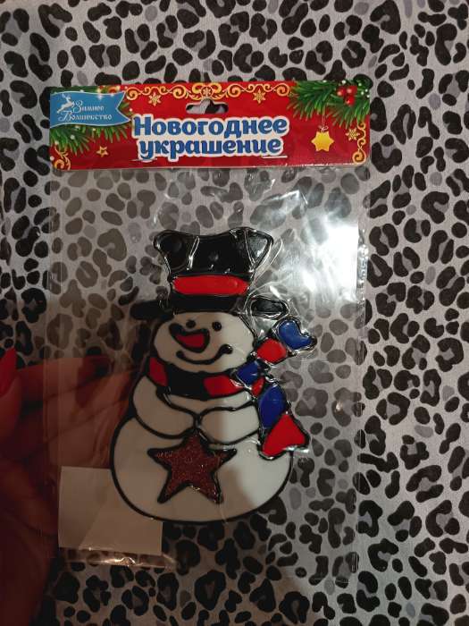 Фотография покупателя товара Наклейка на стекло «Снеговик в полосатом шарфе со звездой», 9.5×15 см - Фото 2