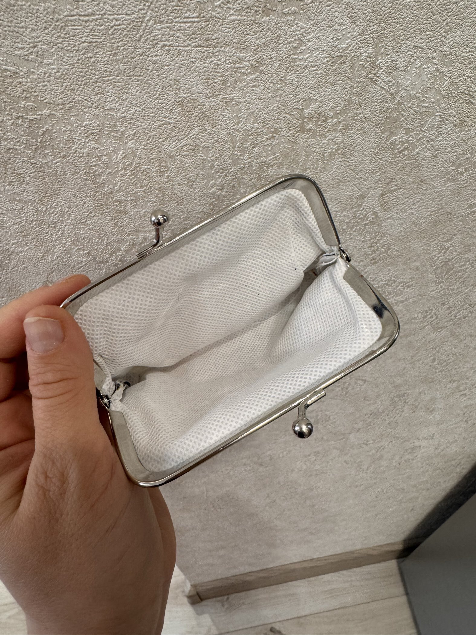 Фотография покупателя товара Кошелёк-монетница на фермуаре, 10.5×1×8.5 см, с принтом, белый/синий/разноцветный - Фото 2