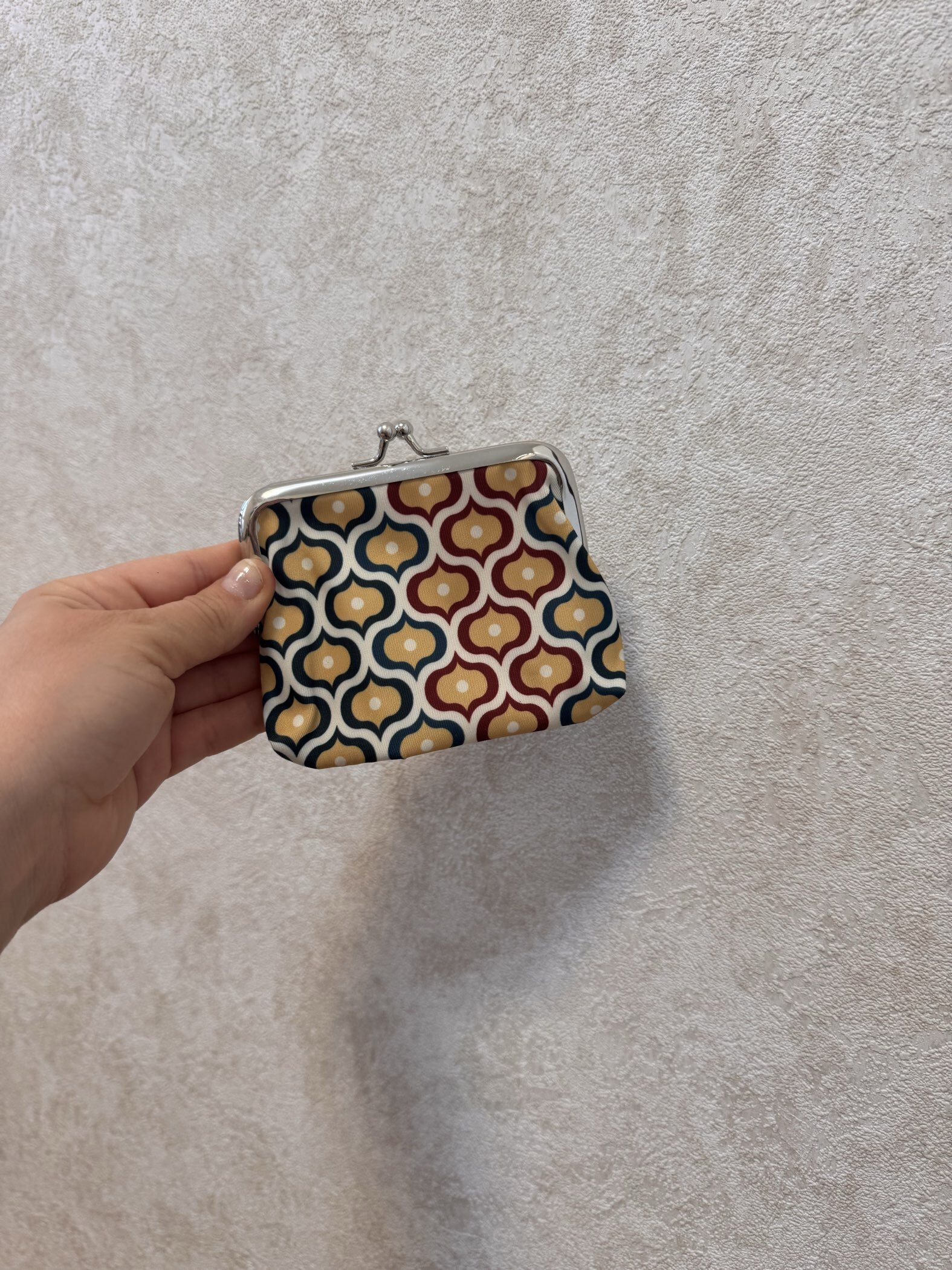 Фотография покупателя товара Кошелёк-монетница на фермуаре, 10.5×1×8.5 см, с принтом, белый/синий/разноцветный - Фото 1