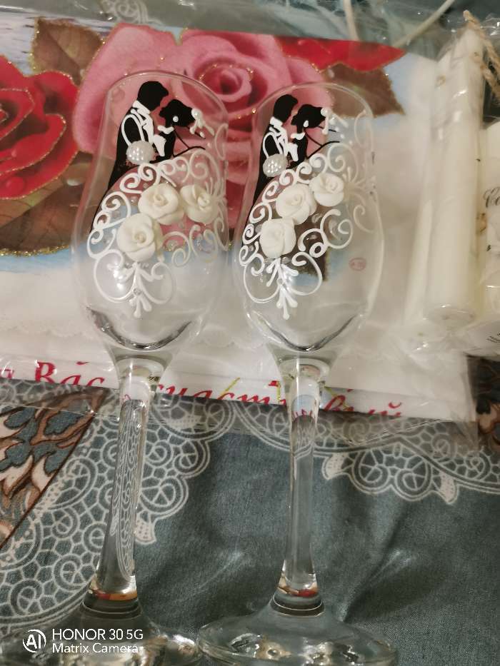 Фотография покупателя товара Набор свадебных бокалов «Жених и невеста» с лепкой, 200 мл, чёрно-белый - Фото 2
