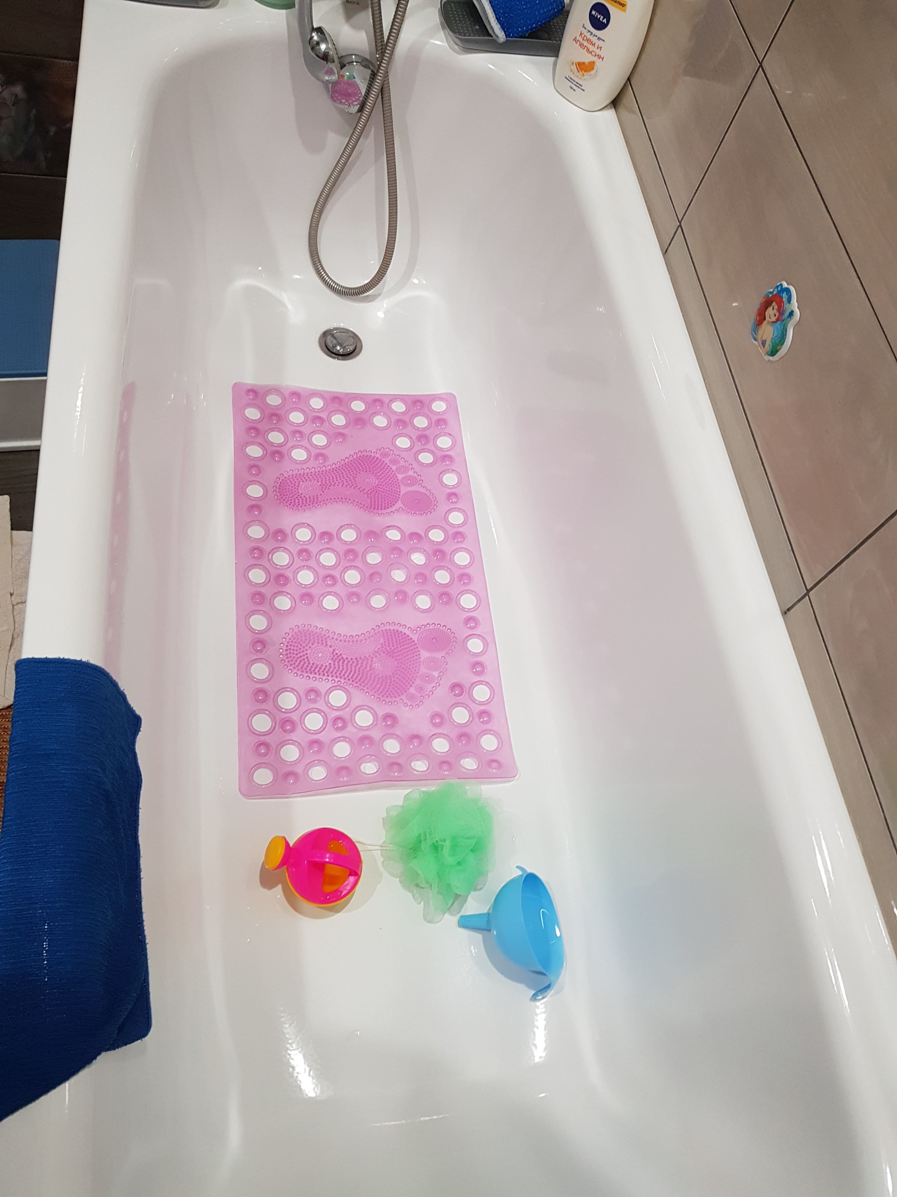 Фотография покупателя товара SPA-коврик для ванны на присосках Доляна «Ножки и кружочки», 34×64 см, цвет МИКС - Фото 1