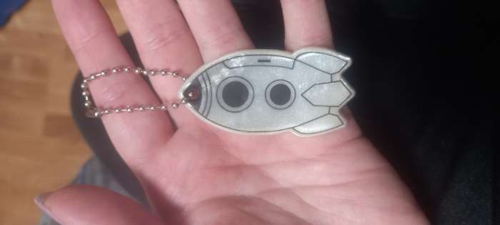 Фотография покупателя товара Светоотражающий элемент «Ракета», двусторонний, 6×3 см, жёлтый - Фото 2