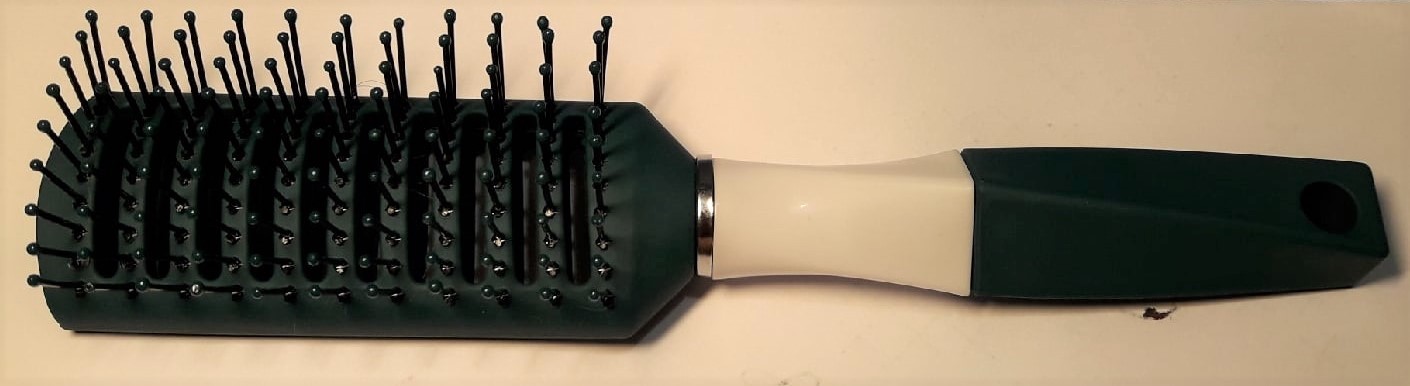 Фотография покупателя товара Расчёска массажная, прорезиненная ручка, вентилируемая, 4,5 × 22,5 см, цвет зелёный/белый - Фото 3