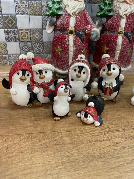 Фотография покупателя товара Сувенир полистоун "Пингвинёнок Тико в красной шапке-ушанке, с подарком" 8,5х6х6 см - Фото 1