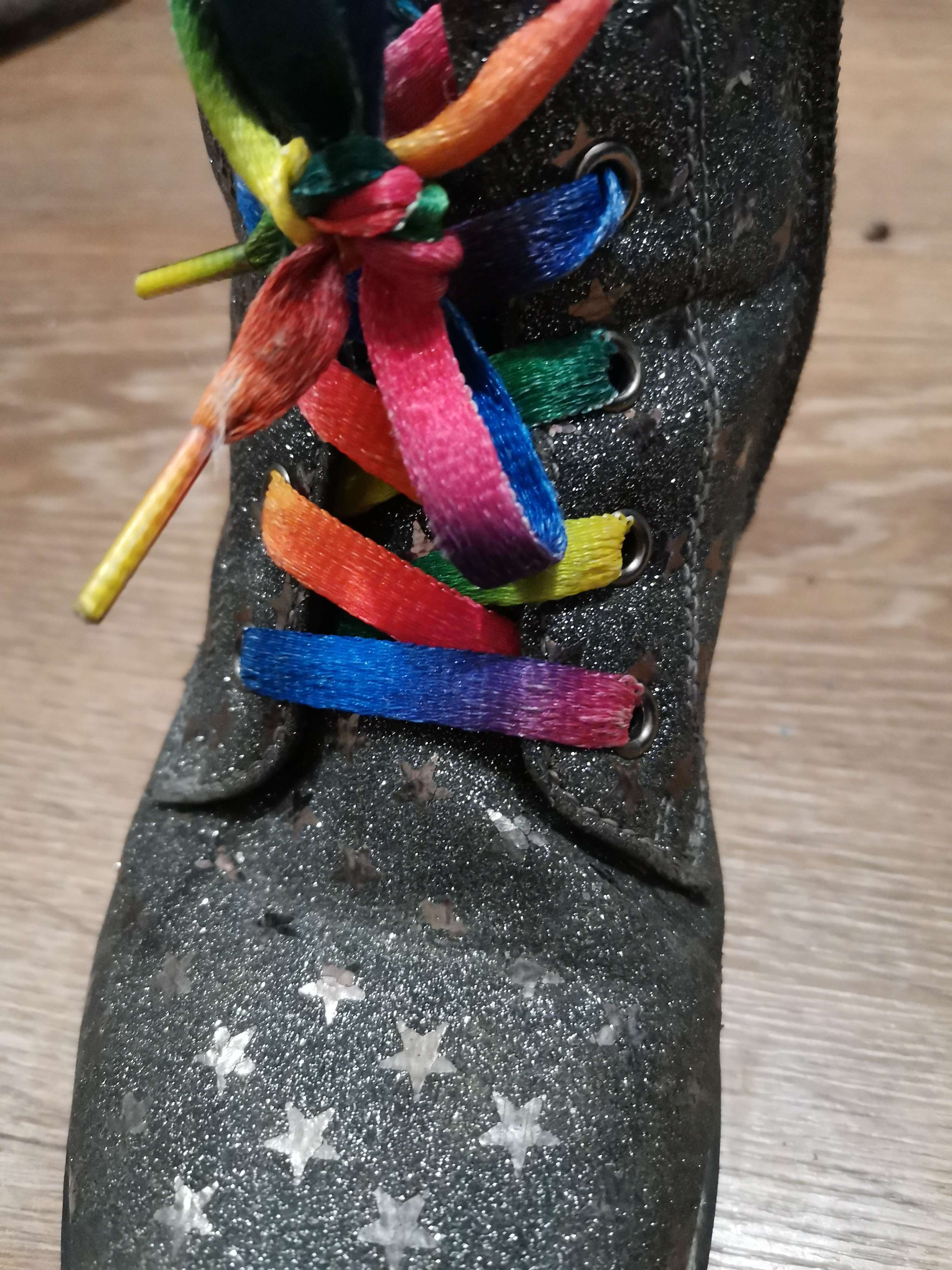 Фотография покупателя товара Шнурки для обуви, пара, плоские, 8 мм, 110 см, цвет «радужный» - Фото 6