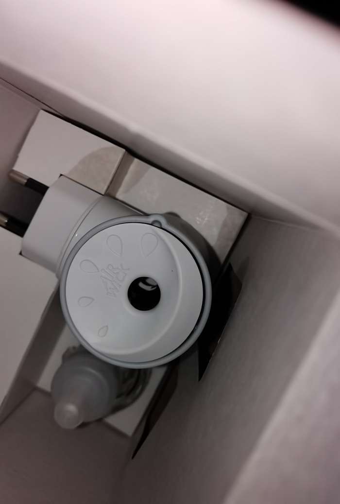 Фотография покупателя товара Диффузор аромамасел AirWick в комплекте, со сменным флаконом «Цветущая вишня», 19 мл - Фото 4