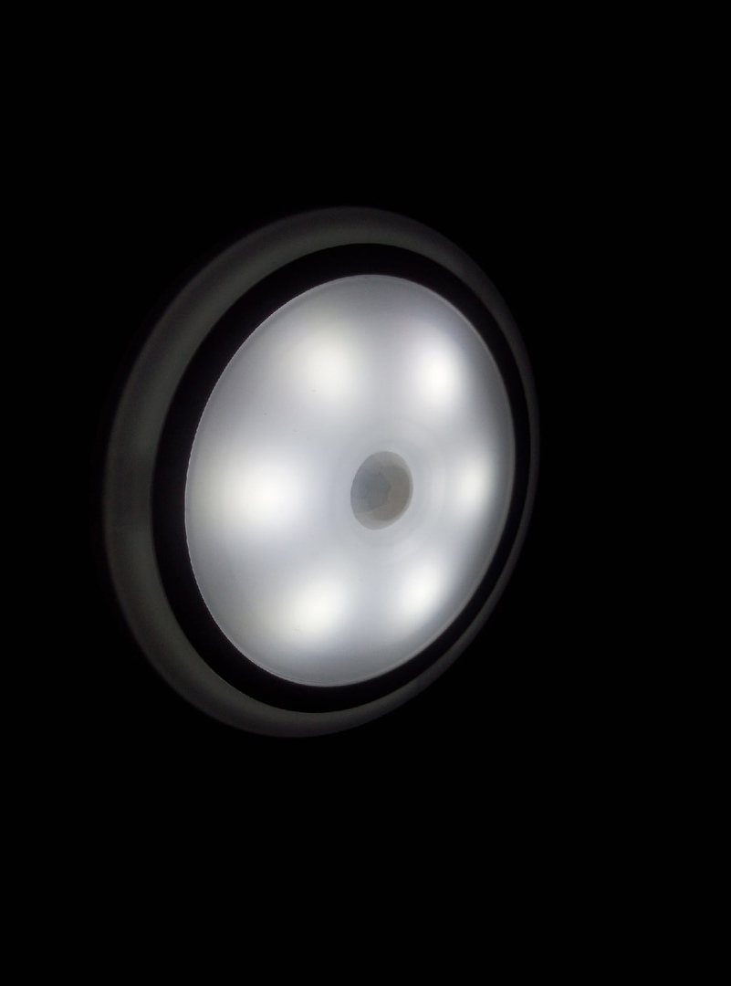 Фотография покупателя товара Светильник светодиодный с датчиком движения, 6 LED, 2,5 Вт, от батареек 3*AAA, 6500К, белый - Фото 2