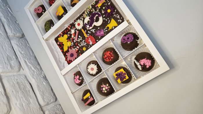 Фотография покупателя товара Коробка для 8 + 8 конфет + шоколад, с окном, белая 30×19.5×3 см - Фото 2