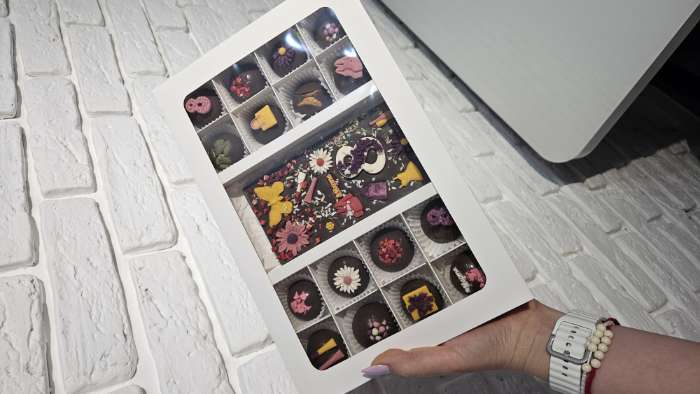 Фотография покупателя товара Коробка для 8 + 8 конфет + шоколад, с окном, белая 30×19.5×3 см - Фото 3