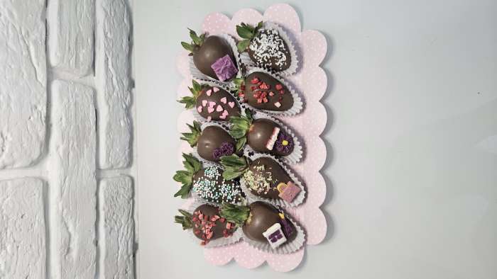 Фотография покупателя товара Коробка для кондитерских изделий с пластиковой крышкой «23 Февраля», 10.5×21×3 см - Фото 2