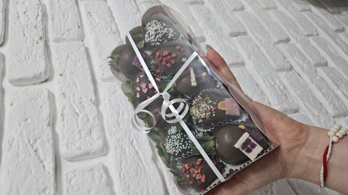 Фотография покупателя товара Коробка для кондитерских изделий с пластиковой крышкой «23 Февраля», 10.5×21×3 см - Фото 3