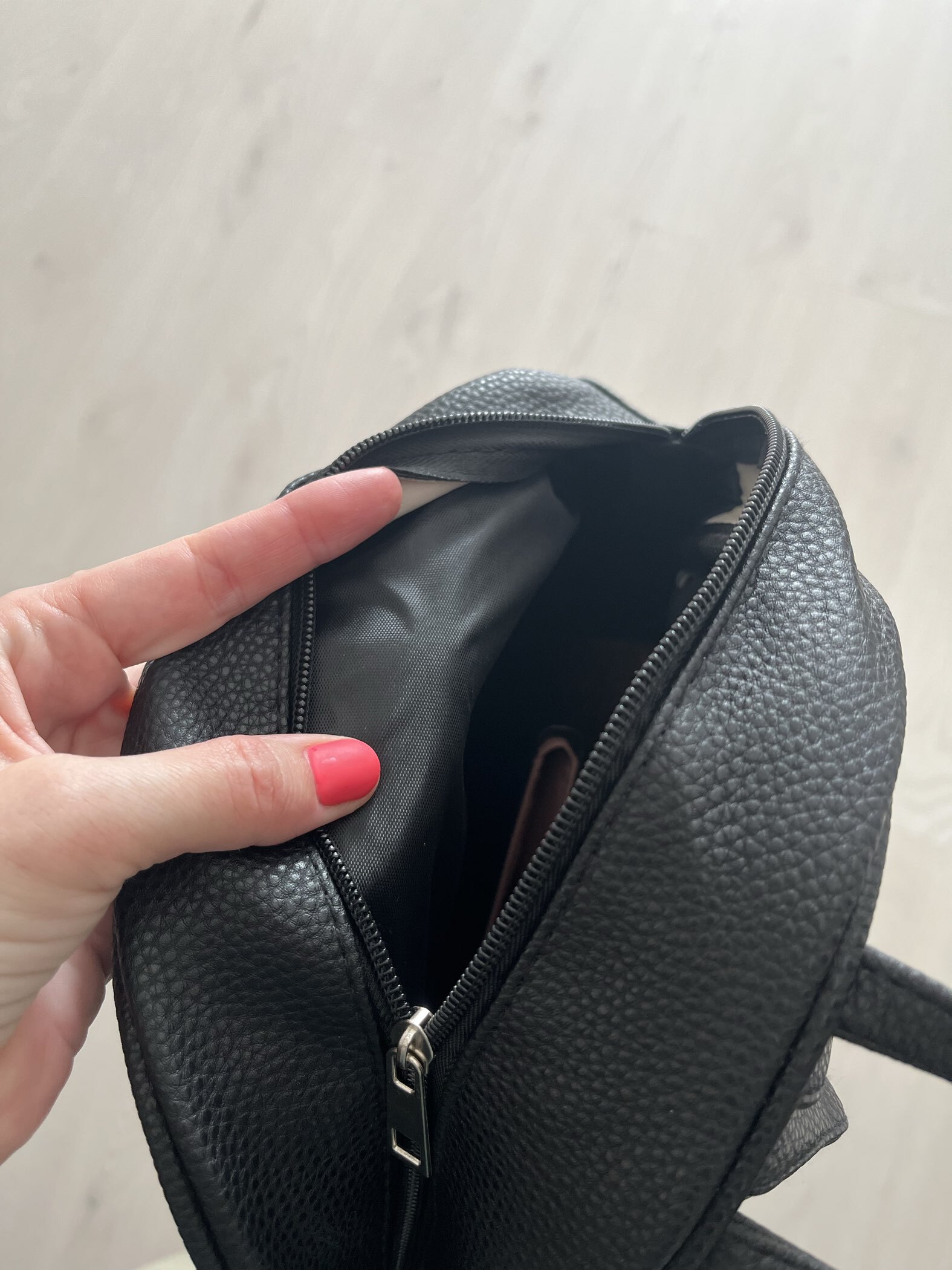 Фотография покупателя товара Рюкзак школьный из искусственной кожи «Иероглифы» 27×23×10 см - Фото 2