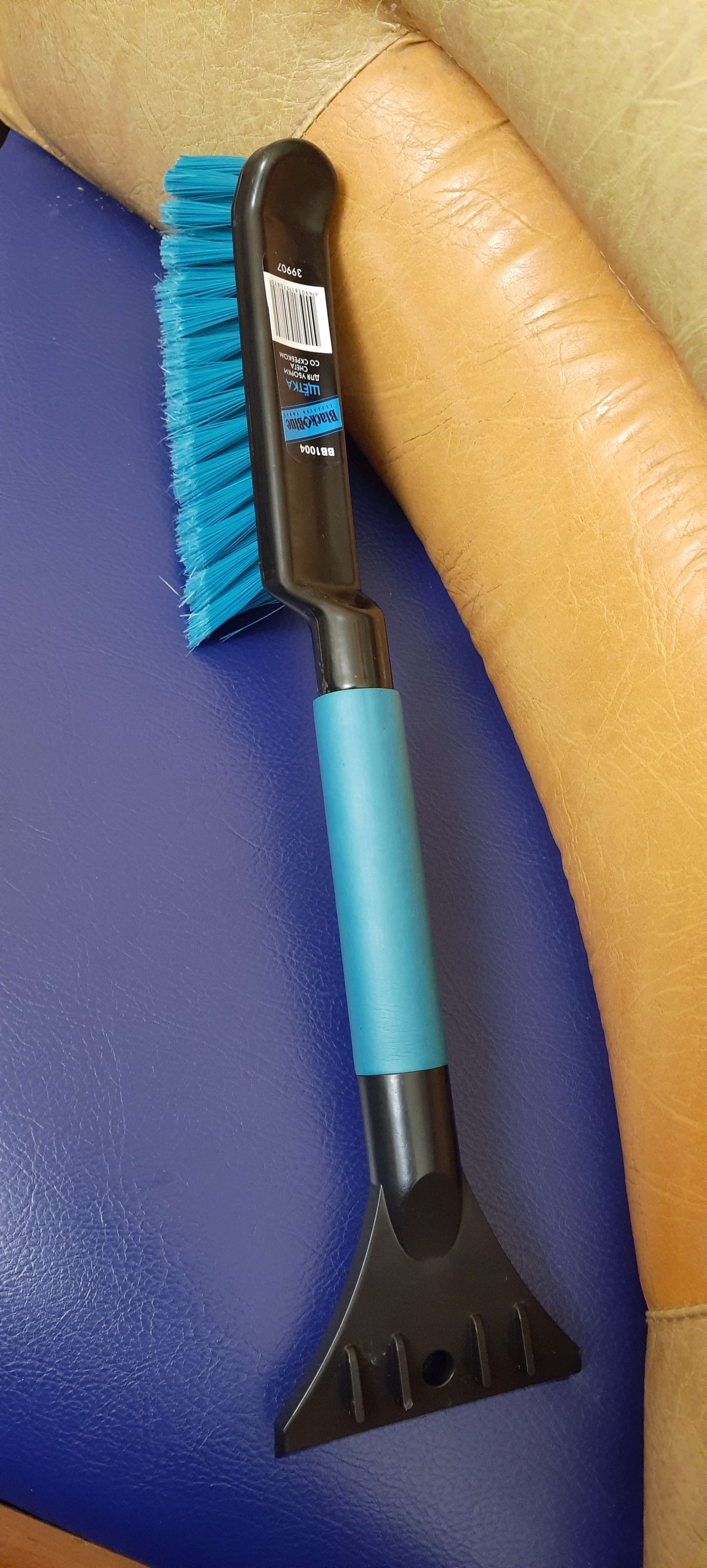 Фотография покупателя товара Щетка сметка, со скребком, Black&Blue, ВВ1004, мягкая ручка, 42 см, МИКС