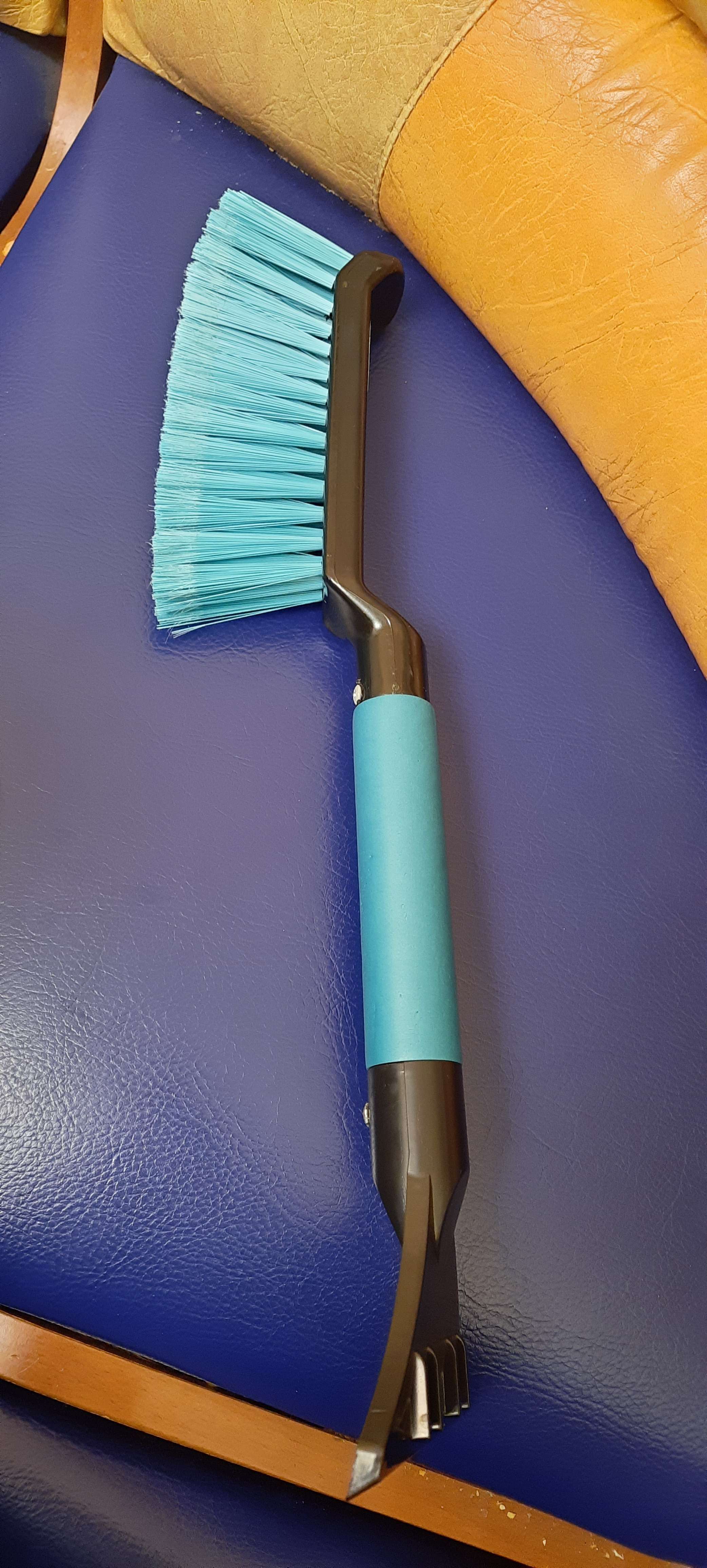 Фотография покупателя товара Щетка сметка, со скребком, Black&Blue, ВВ1004, мягкая ручка, 42 см, МИКС