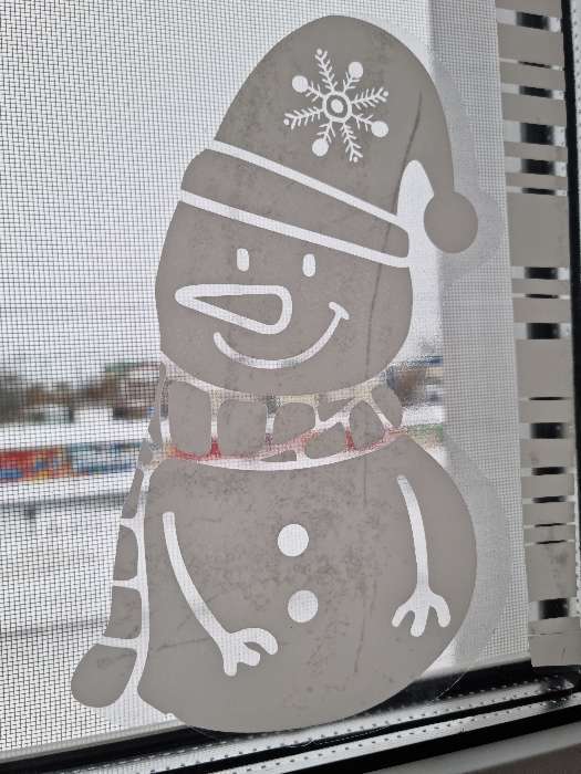 Фотография покупателя товара Наклейка для окон «Веселый Снеговичек», многоразовая, 33 × 50 см - Фото 7