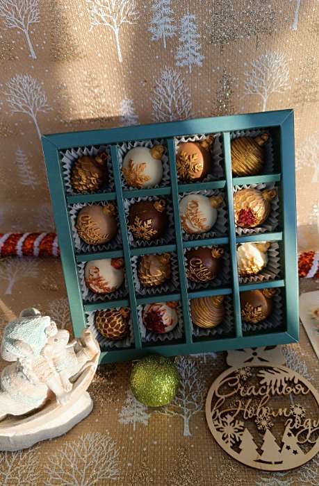 Фотография покупателя товара Коробка под 16 конфет «Новогодняя», 17.5×17.5×3.5 см - Фото 1