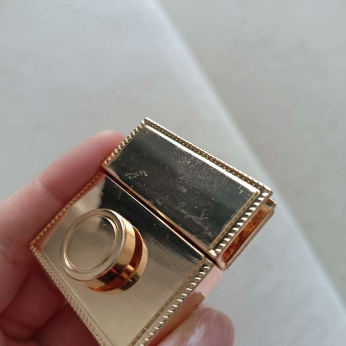 Фотография покупателя товара Застёжка для сумки, 4.3×4.7 см, цвет золотой - Фото 4