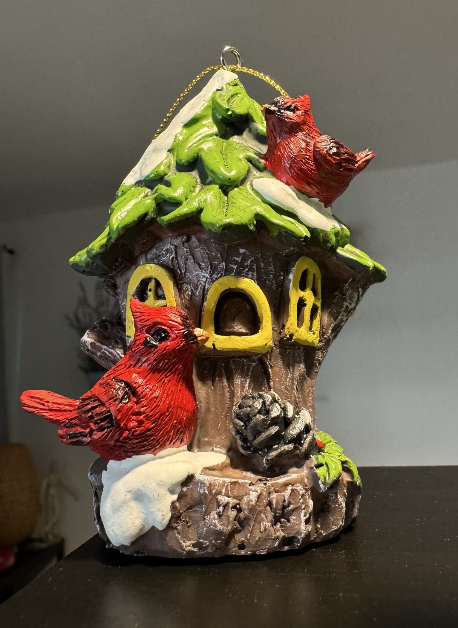 Фотография покупателя товара Фигурка-подвеска полистоун «Птички на заснеженном скворечнике», ёлочная игрушка, 7×4×9 см - Фото 1