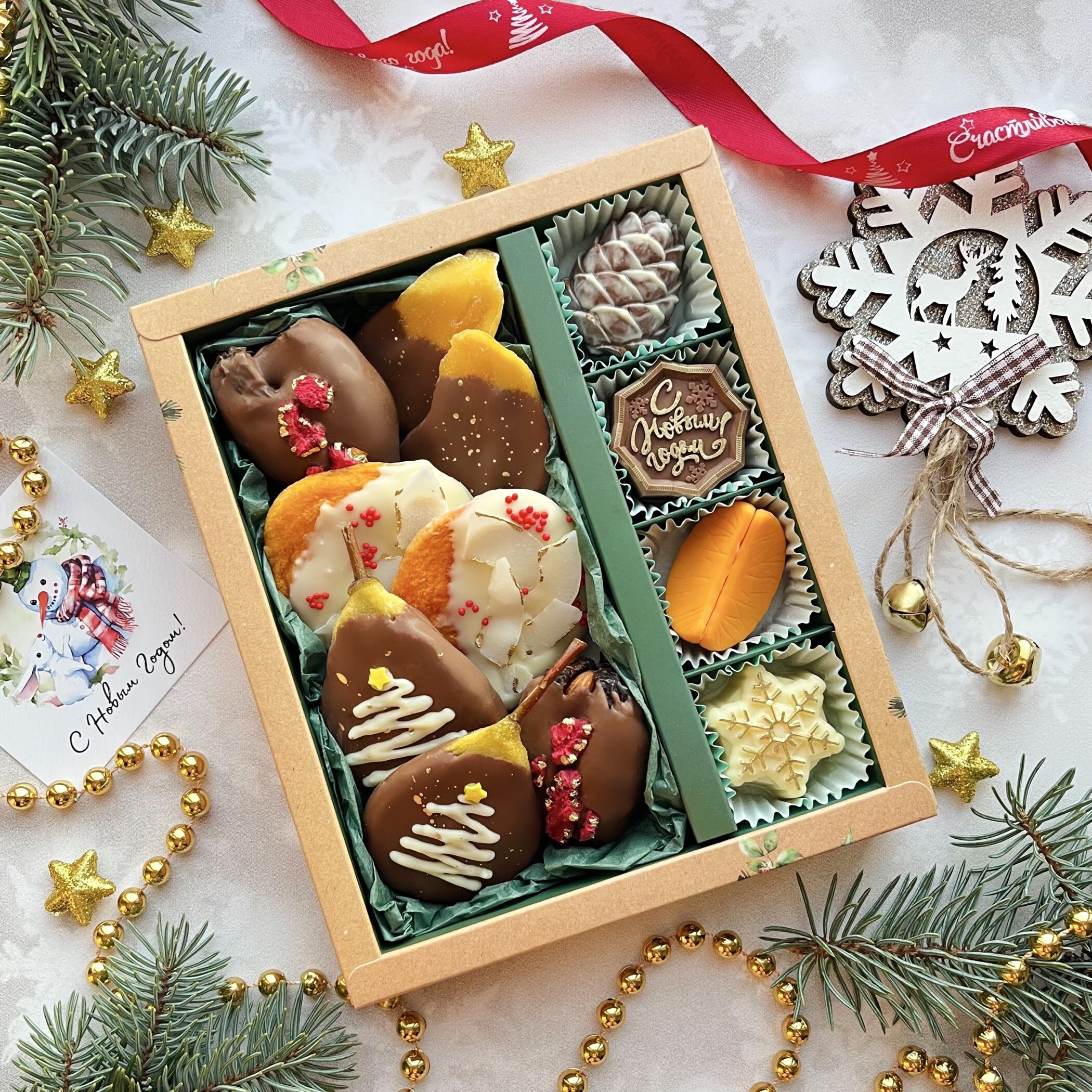 Фотография покупателя товара Коробка под 4 конфеты и шоколад с ячейками «С Новым годом!» 18×15×3 см - Фото 6