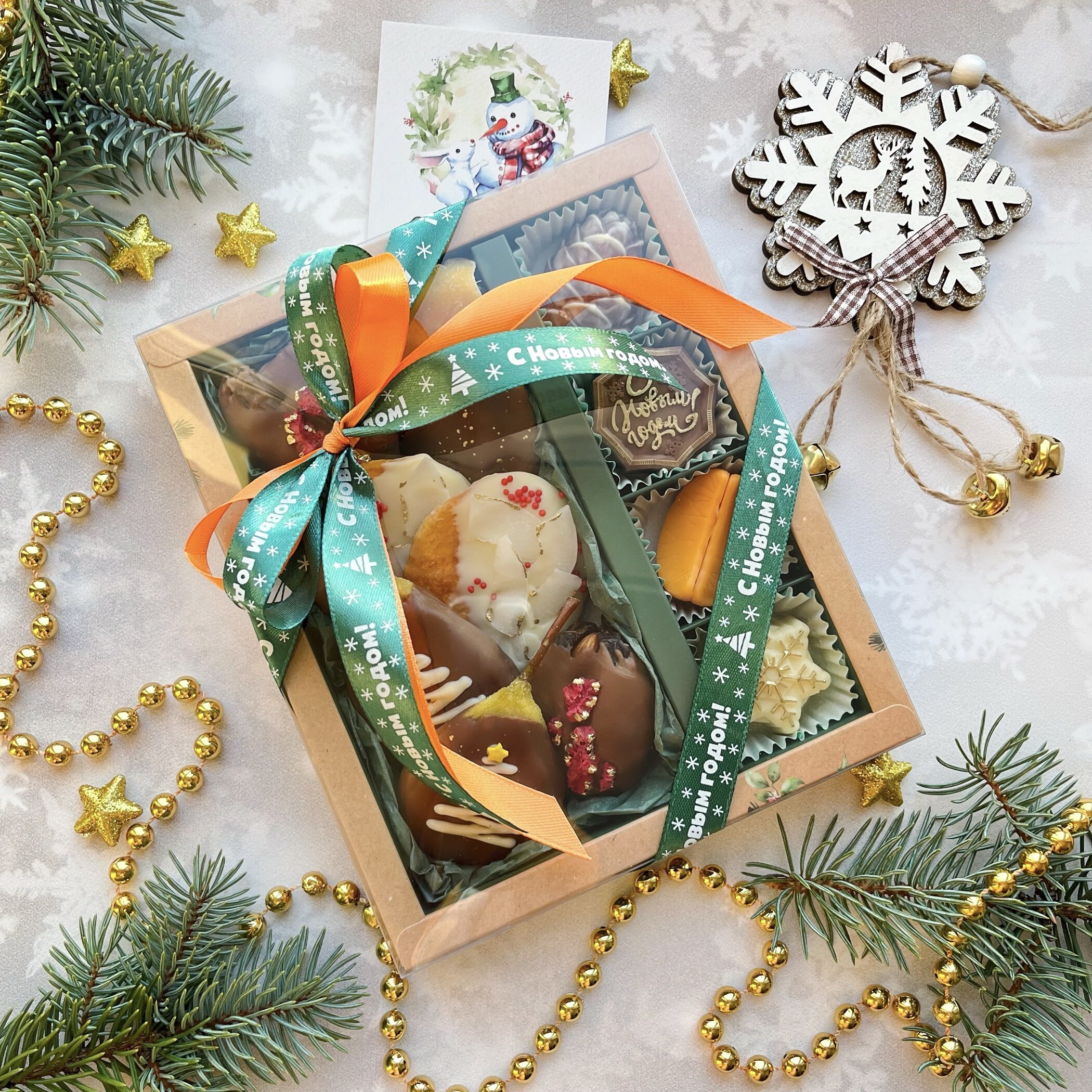 Фотография покупателя товара Коробка под 4 конфеты и шоколад с ячейками «С Новым годом!» 18×15×3 см - Фото 7