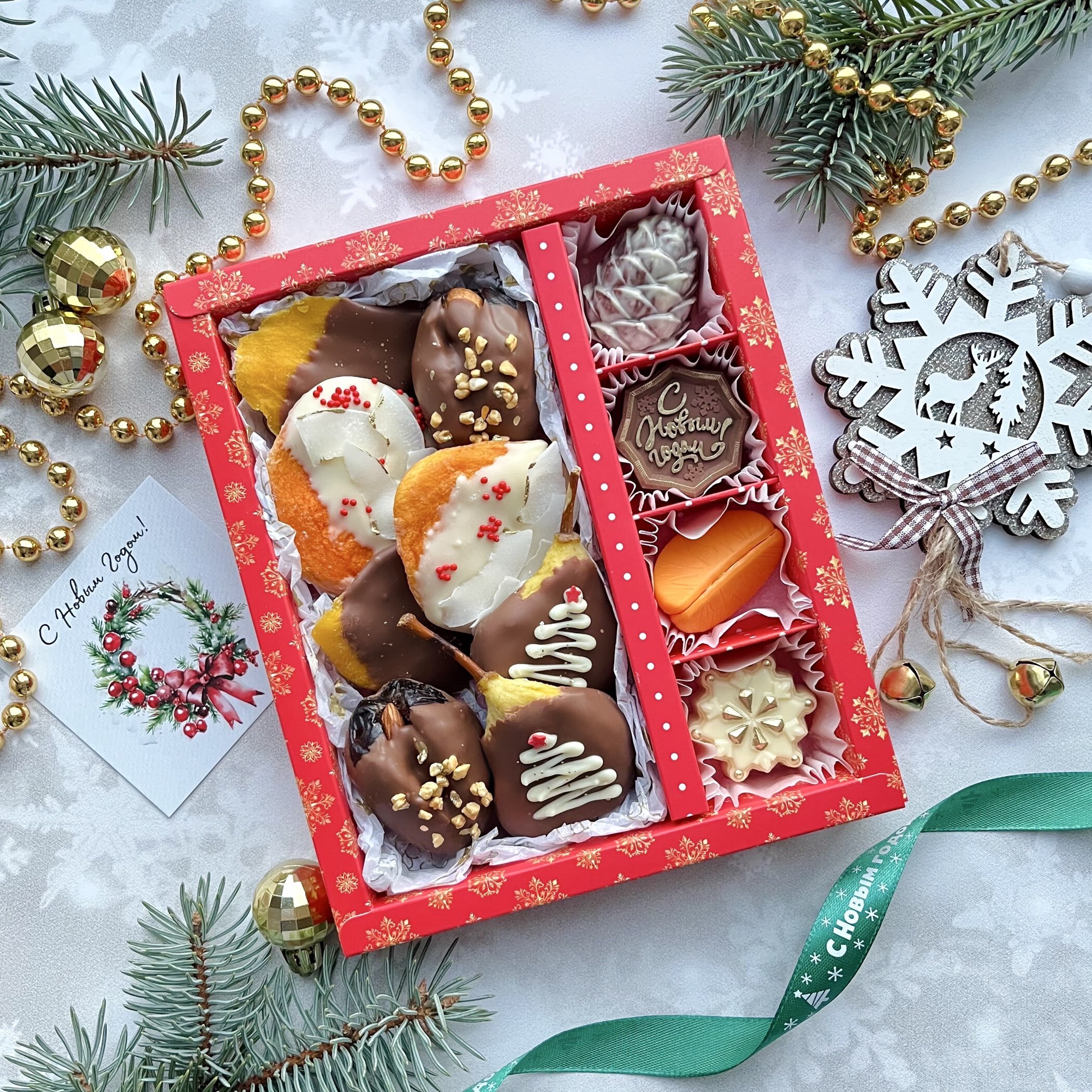 Фотография покупателя товара Коробка под 4 конфеты и шоколад с ячейками «С Новым годом!» 18×15×3 см - Фото 5