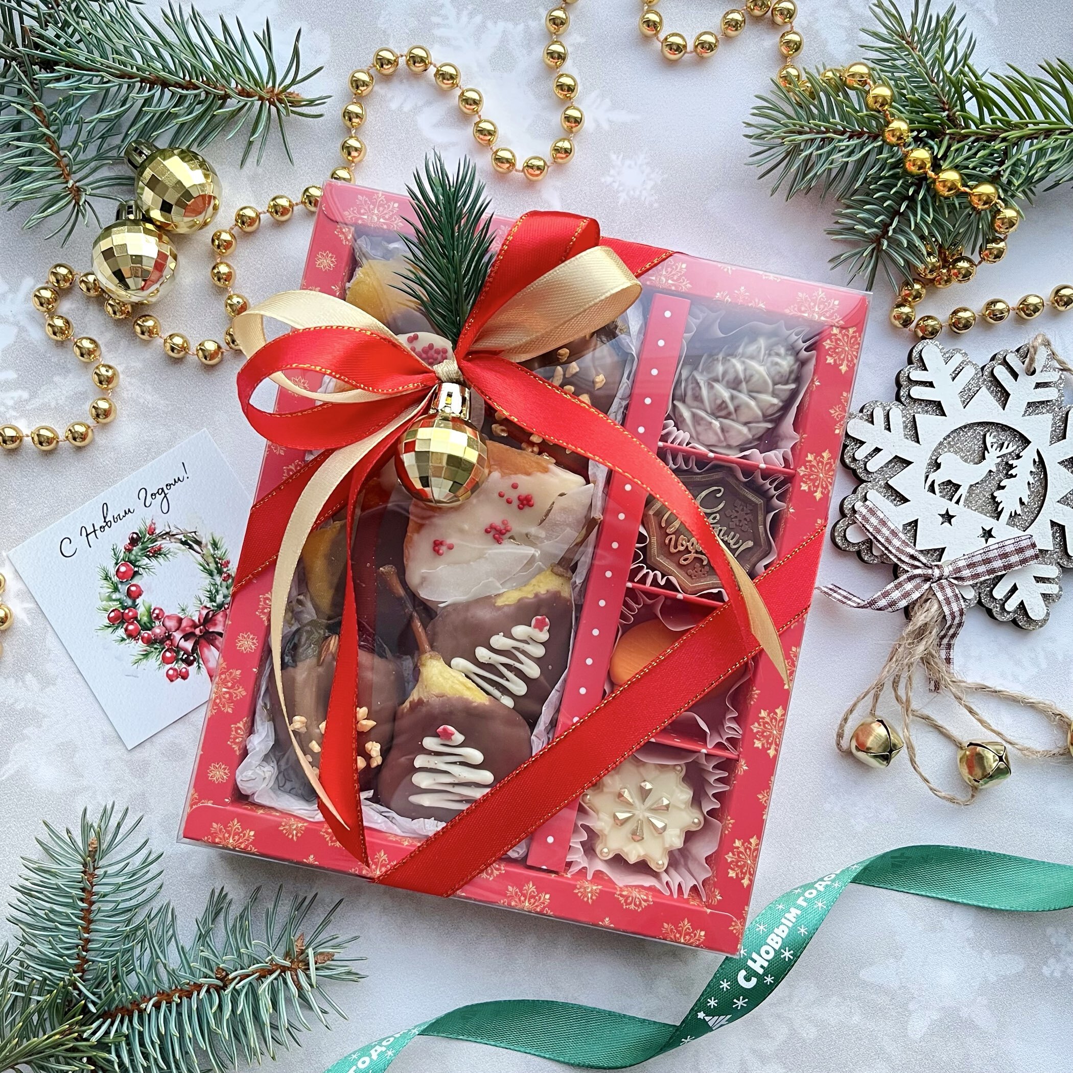 Фотография покупателя товара Коробка под 4 конфеты и шоколад с ячейками «С Новым годом!» 18×15×3 см - Фото 4