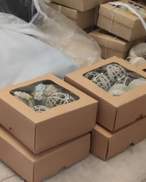 Фотография покупателя товара Коробка складная, крышка - дно, с окном, крафтовая, 13×13×5 см - Фото 3