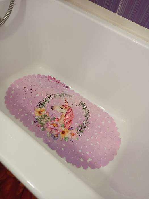 Фотография покупателя товара SPA-коврик для ванны на присосках Доляна «Единорог», 34×65 см - Фото 2