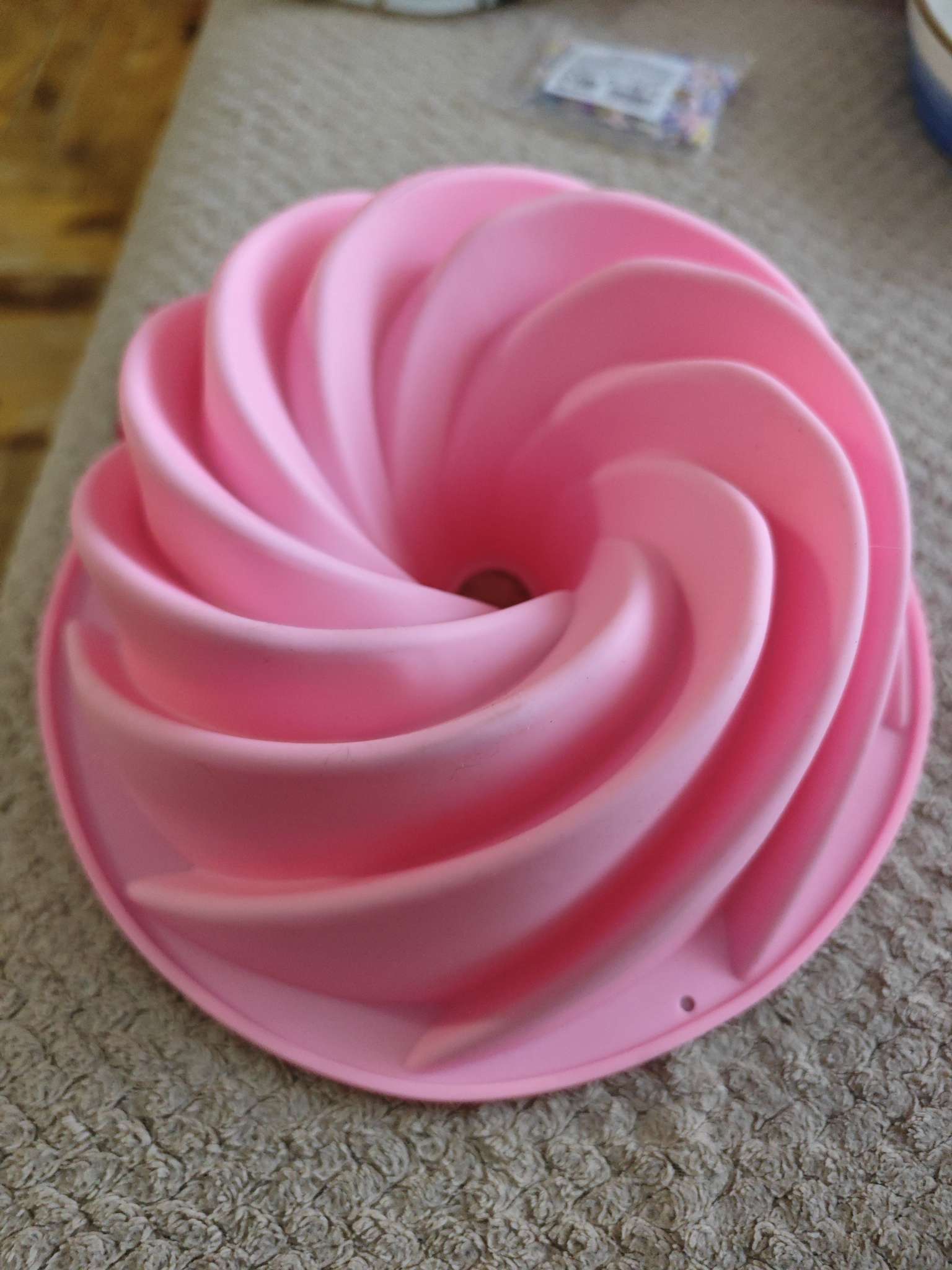 Фотография покупателя товара Форма для выпечки Доляна «Немецкий кекс. Вихрь», силикон, d=24.5 см, розовая - Фото 4