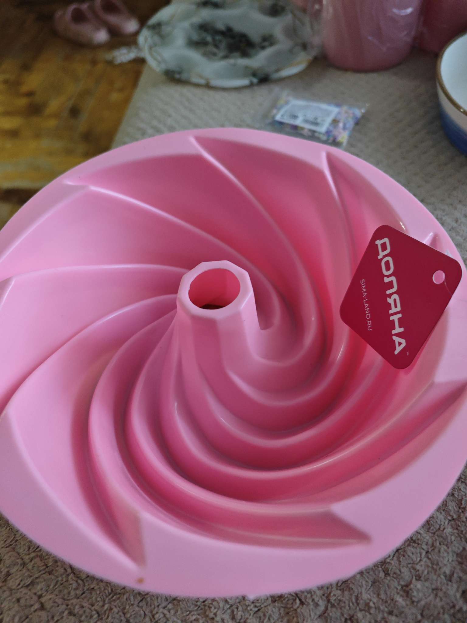 Фотография покупателя товара Форма для выпечки Доляна «Немецкий кекс. Вихрь», силикон, d=24.5 см, розовая - Фото 3